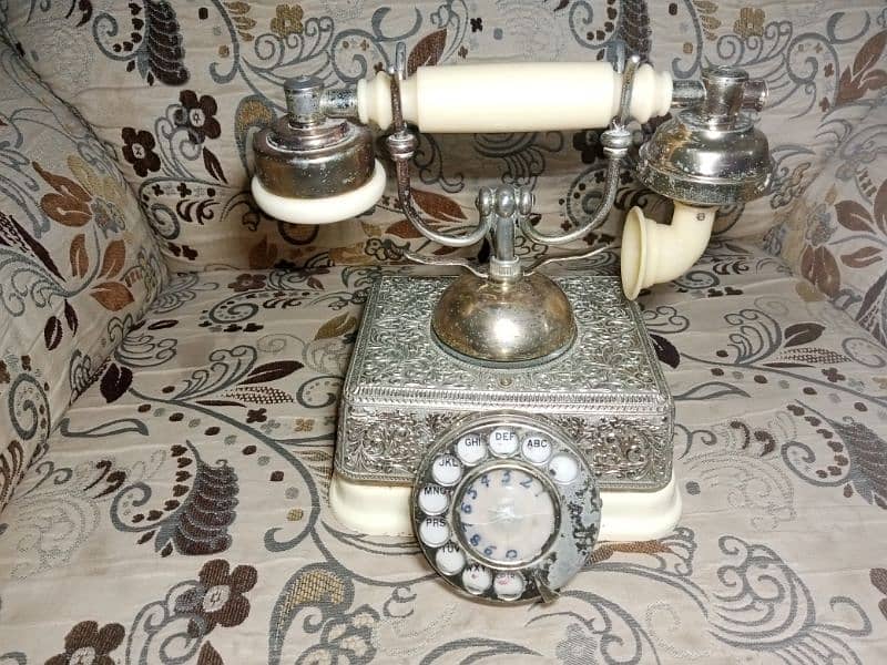 DELIVERY POSSIBLE  ANTIQUE MAHA-RAJA TELEPHONE ALMOST 75 YEARS OLD 0