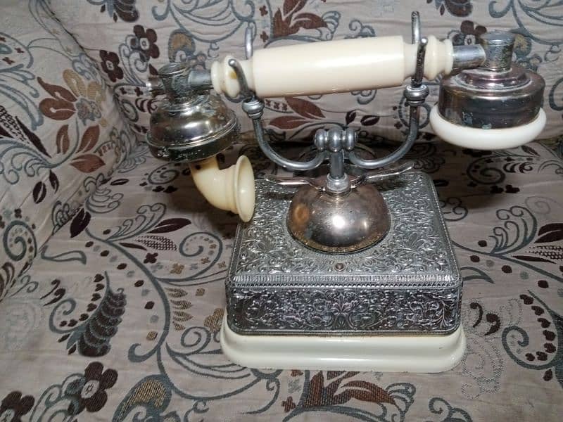 DELIVERY POSSIBLE  ANTIQUE MAHA-RAJA TELEPHONE ALMOST 75 YEARS OLD 1