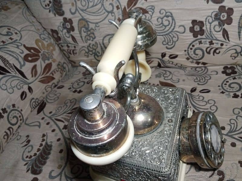 DELIVERY POSSIBLE  ANTIQUE MAHA-RAJA TELEPHONE ALMOST 75 YEARS OLD 2