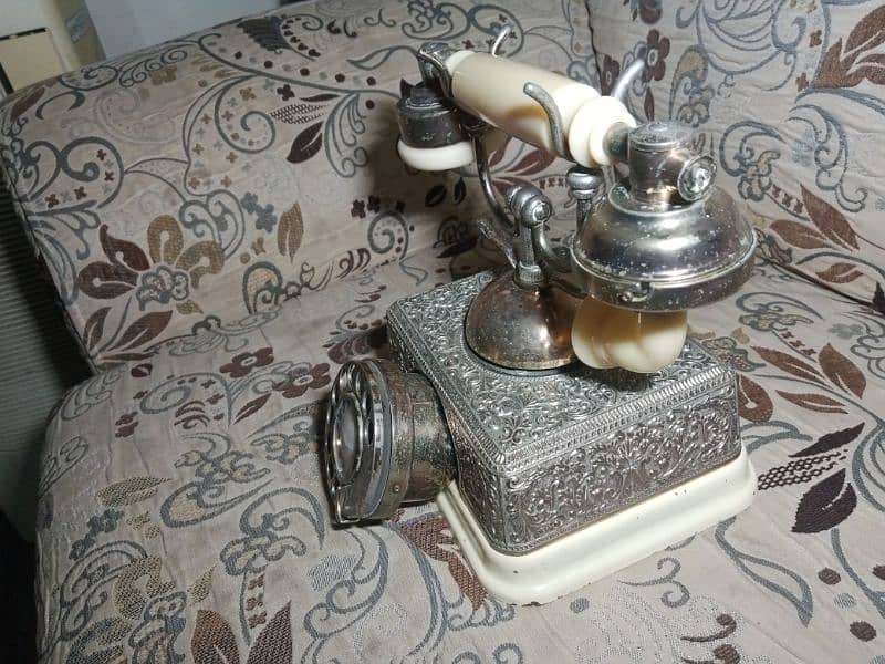 DELIVERY POSSIBLE  ANTIQUE MAHA-RAJA TELEPHONE ALMOST 75 YEARS OLD 3