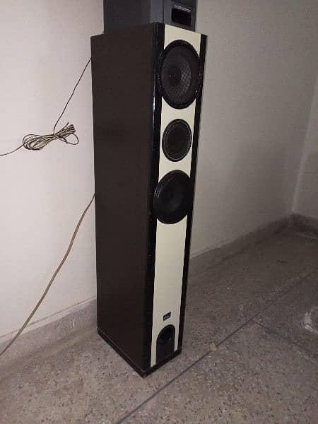 Aiwa amplifier with tower speakers /woofers  sound system 4
