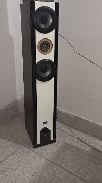 Aiwa amplifier with tower speakers /woofers  sound system 5