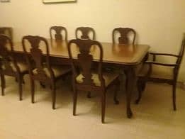 8 seater dinning table in very good condition good as new 3