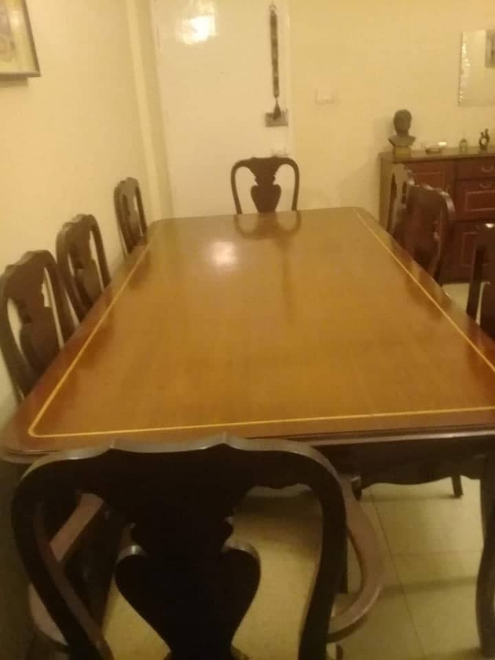 8 seater dinning table in very good condition good as new 10
