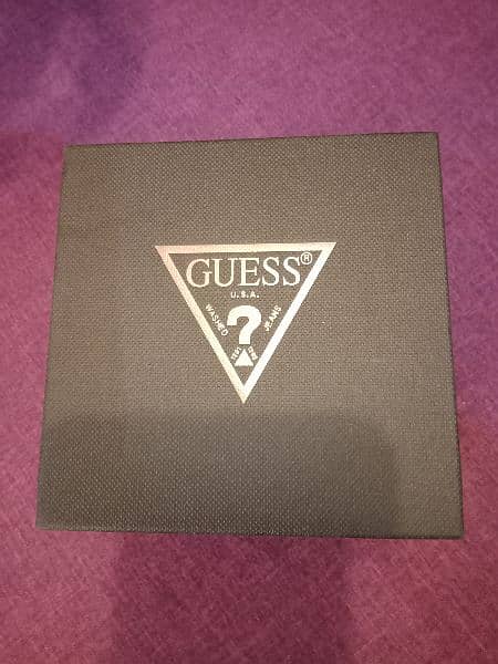 Guess watch with box excellent condition 8