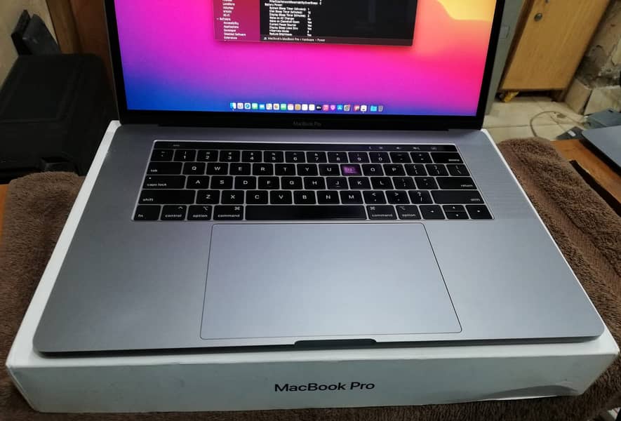MacBook Pro 2018 Core i7 16GB 512GB 15 Inch MR942 A1990 7