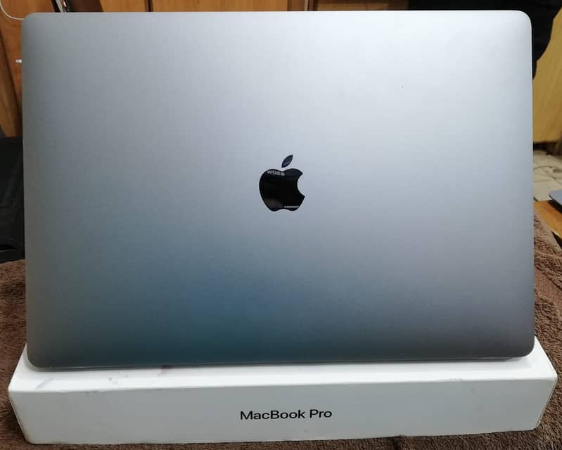 MacBook Pro 2018 Core i7 16GB 512GB 15 Inch MR942 A1990 9