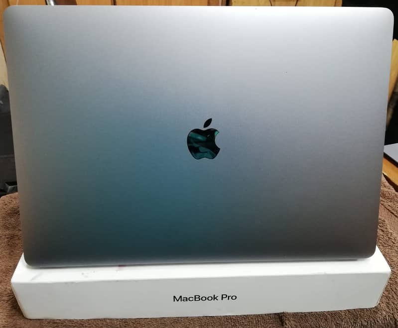MacBook Pro 2018 Core i7 16GB 512GB 15 Inch MR942 A1990 14