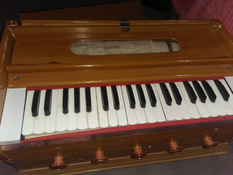 Harmonium for sale condition best only for music learners 0