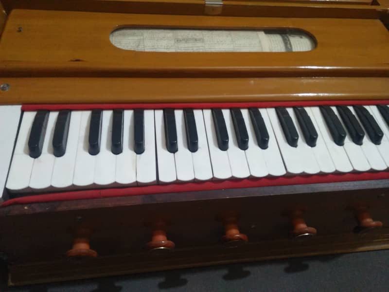 Harmonium for sale condition best only for music learners 5