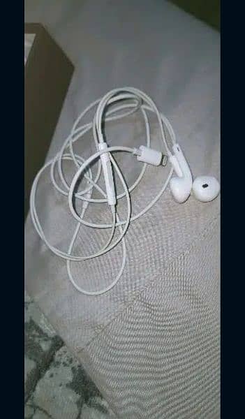 apple iphone original handfree Box wali compatible with All models