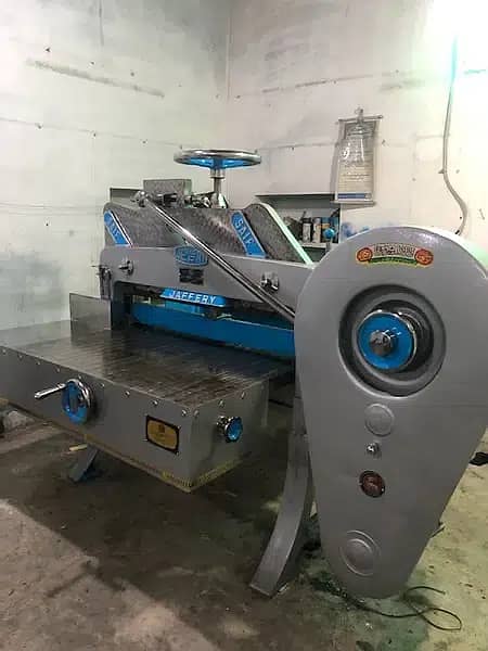 PAPER CUTTING MACHINES AVILABLE FOR SALE IN GOOD PRICE 13