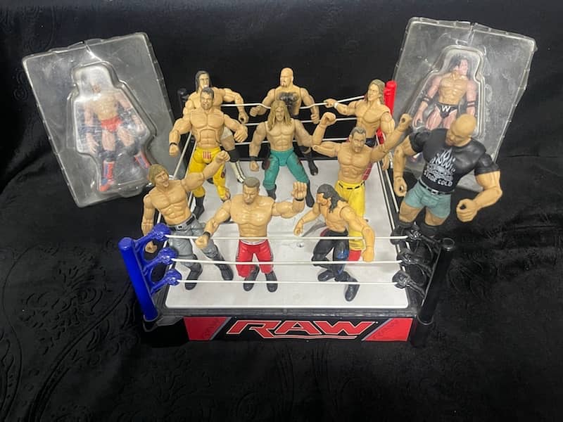 WWE RAW OFFICIAL RING WITH 12 WRESTLERS 2
