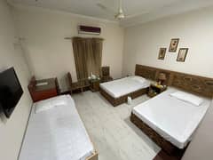 STUDIO ROOMS FOR WOMEN LAHORE MODEL TOWN SHARING /  SINGLE 03334955366