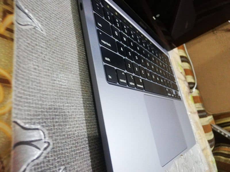 Apple MacBook pro retina display 2017 core i7 touch bar with touch id 4