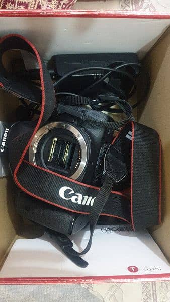 camera cannon 750d DSLR with lense 18-135 7