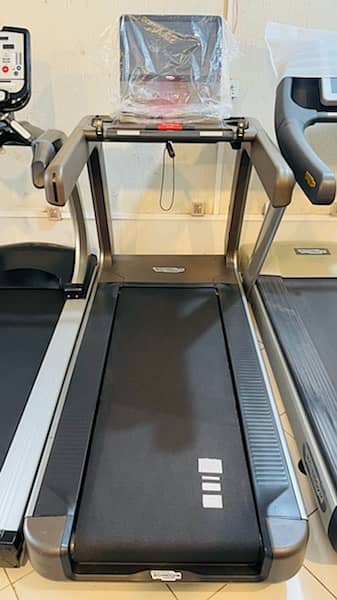 slightly used USA import commercial treadmill ( whole sale delaer ) 19