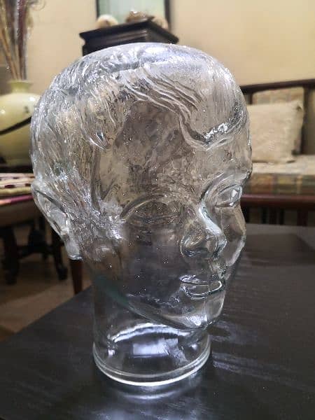 Thick glass human face decorate headset stand & clean facial details 0