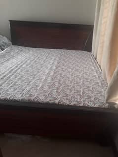 Selling king size bed