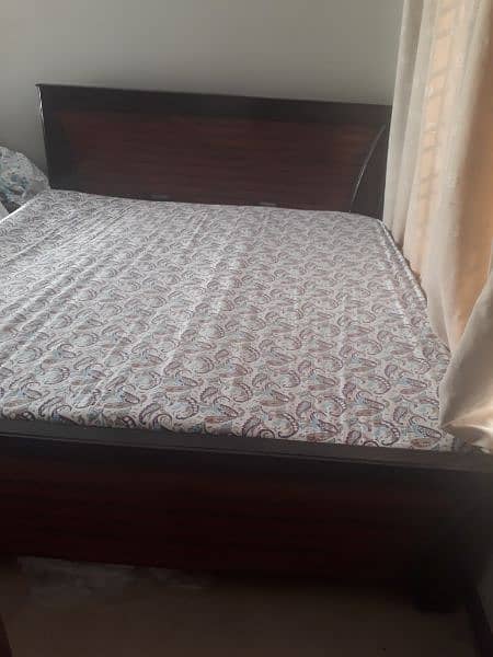 Selling king size bed 0