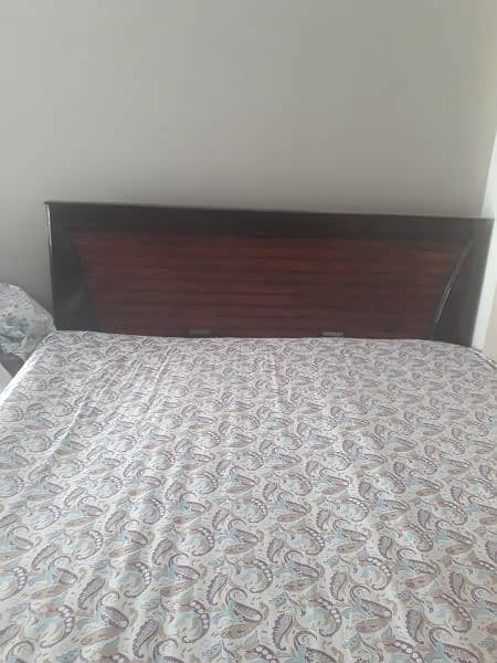 Selling king size bed 1