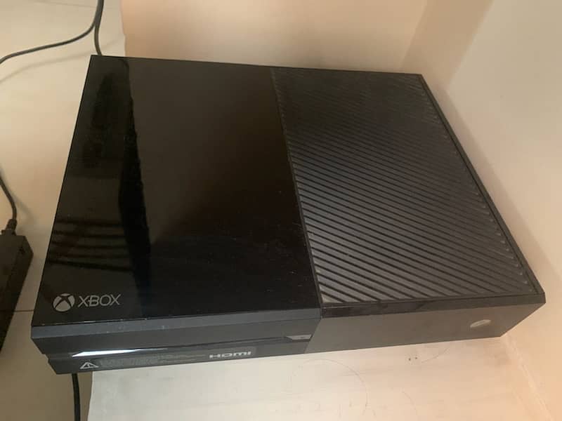 XBOX One 500GB Gaming Console with controller and 3 AAA Games 1