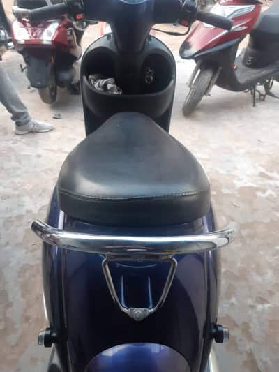 Road Prince scooty 70cc in very good condition 2