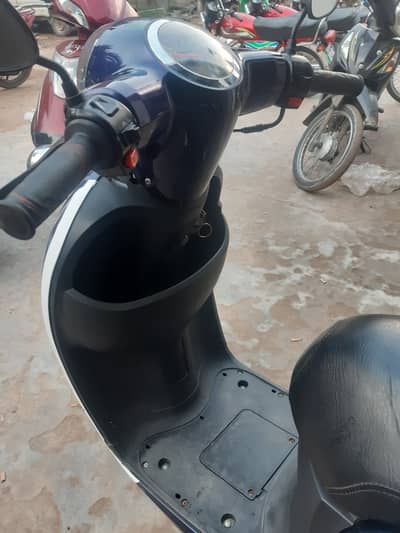 Road Prince scooty 70cc in very good condition 5