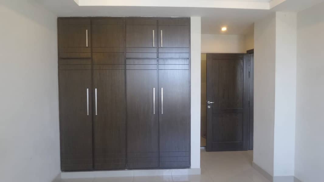 E-11/2 Flat Sized 750 Square Feet For sale 0