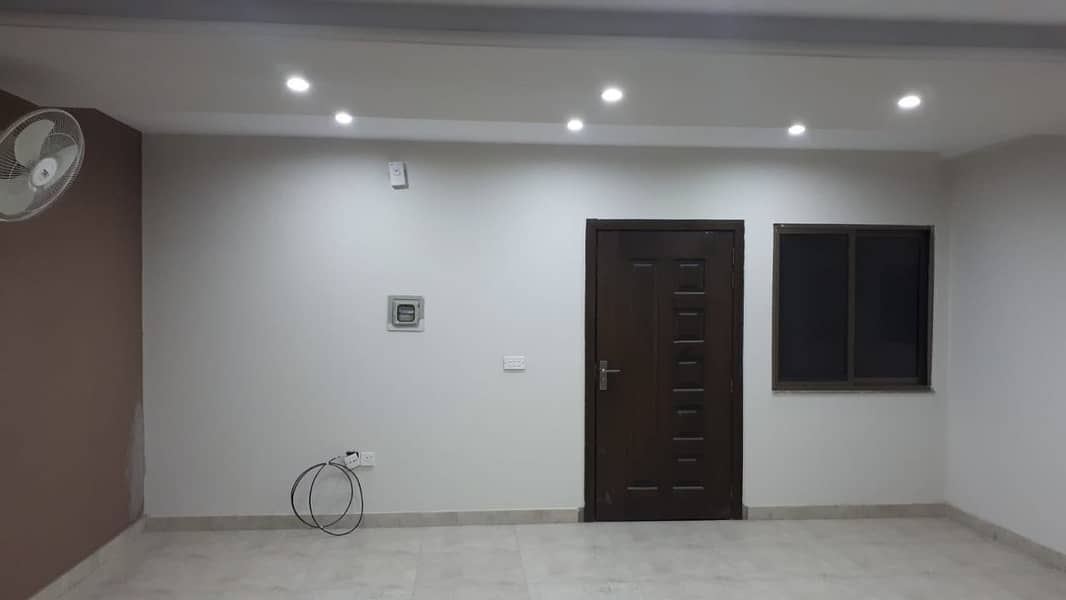 E-11/2 Flat Sized 750 Square Feet For sale 9