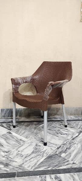 6 Chairs and 1 Table full size folding