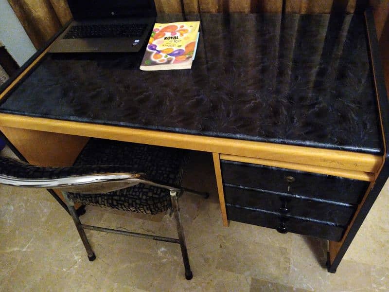 Study table in excellent condition 0
