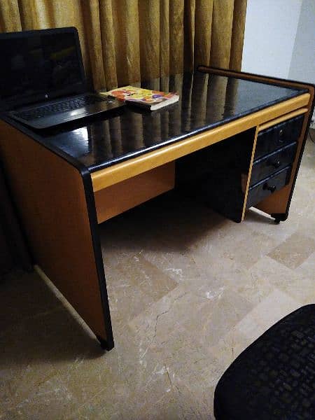 Study table in excellent condition 1