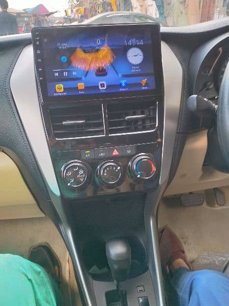 Toyota Yaris steering multimedia button 1