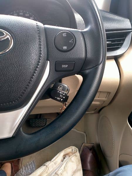 Toyota Yaris steering multimedia button 2