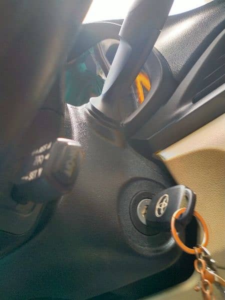 Toyota Yaris steering multimedia button 4