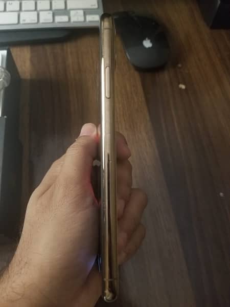 I phone 11 pro max 256 gb golden colour 0