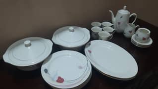Beautiful dinner set made by Royal of Japan. 0
