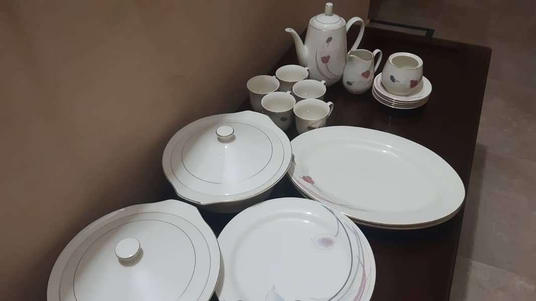 Beautiful dinner set made by Royal of Japan. 3