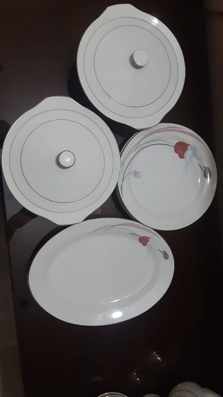 Beautiful dinner set made by Royal of Japan. 4