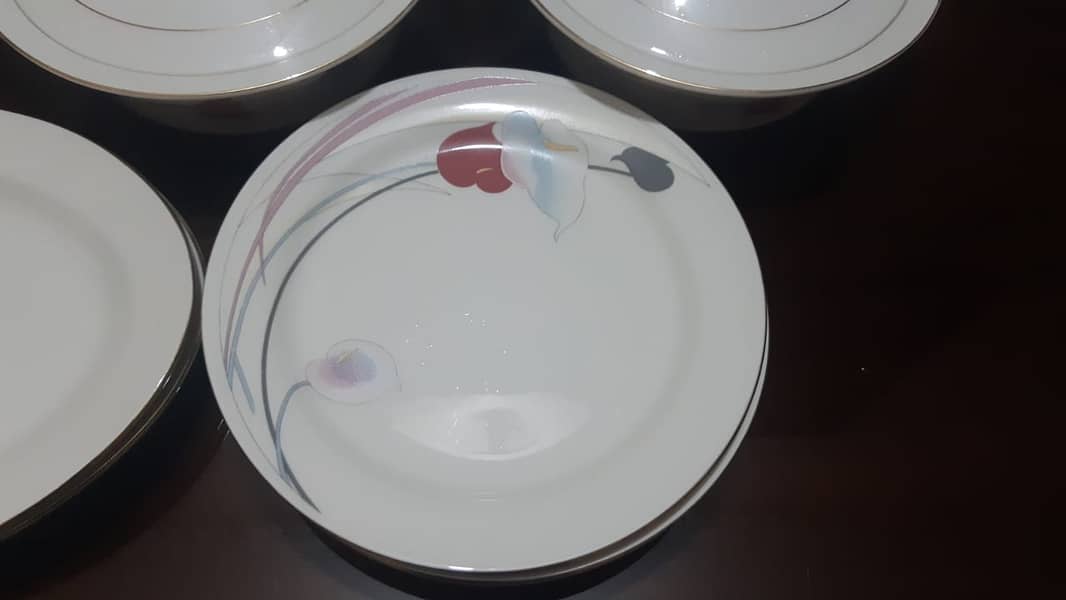 Beautiful dinner set made by Royal of Japan. 5