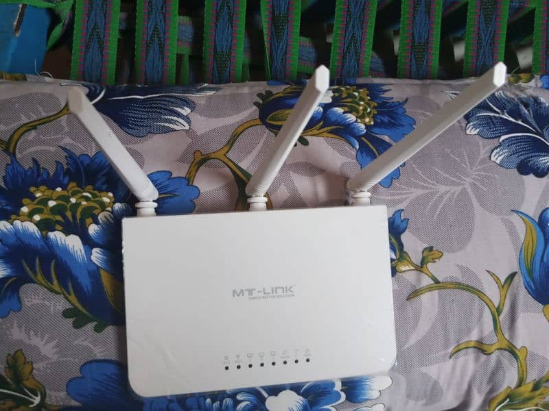 wifi router 3 antennas with box 0
