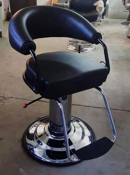 Beauty Parlour and Salon Chairs 18