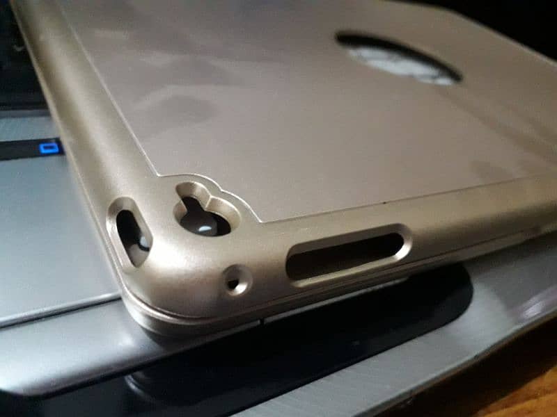 iPad Air 2 bluetooth keypad hardcase. (0310-4919-907) 5