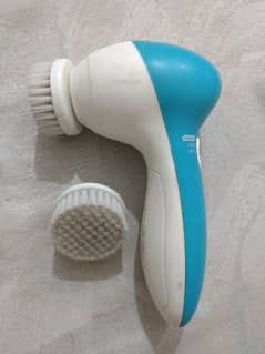 Facial Cleaner/Scrubber with an extra brush. O3244833221