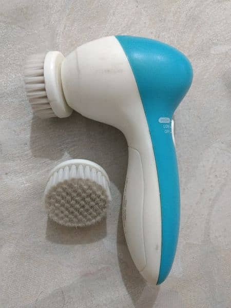 Facial Cleaner/Scrubber with an extra brush. O3244833221 0
