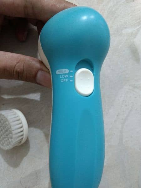 Facial Cleaner/Scrubber with an extra brush. O3244833221 3