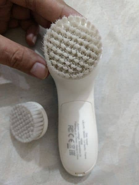 Facial Cleaner/Scrubber with an extra brush. O3244833221 4