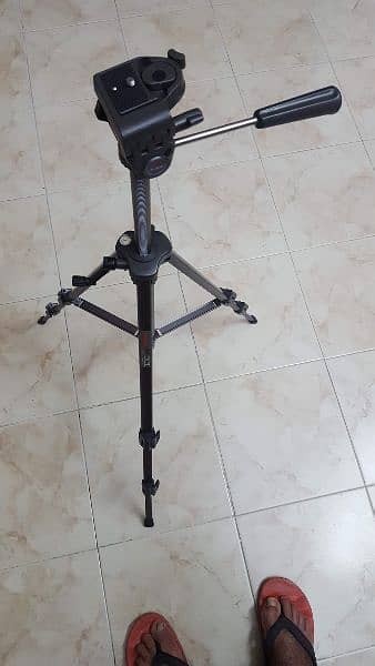 camera tripod 0