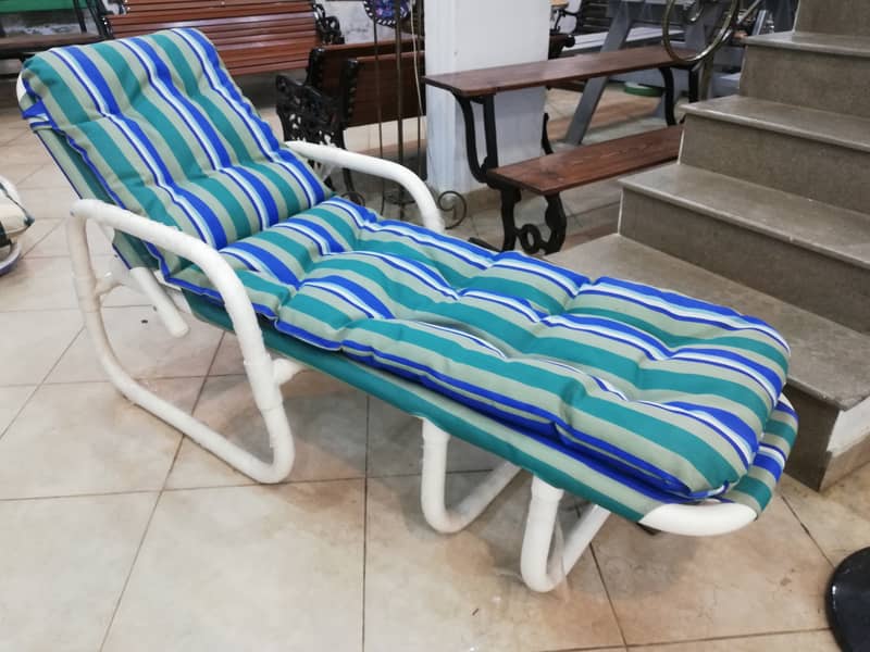 Swimming pool beds recliners loungers rest chairs relaxing pool side 2